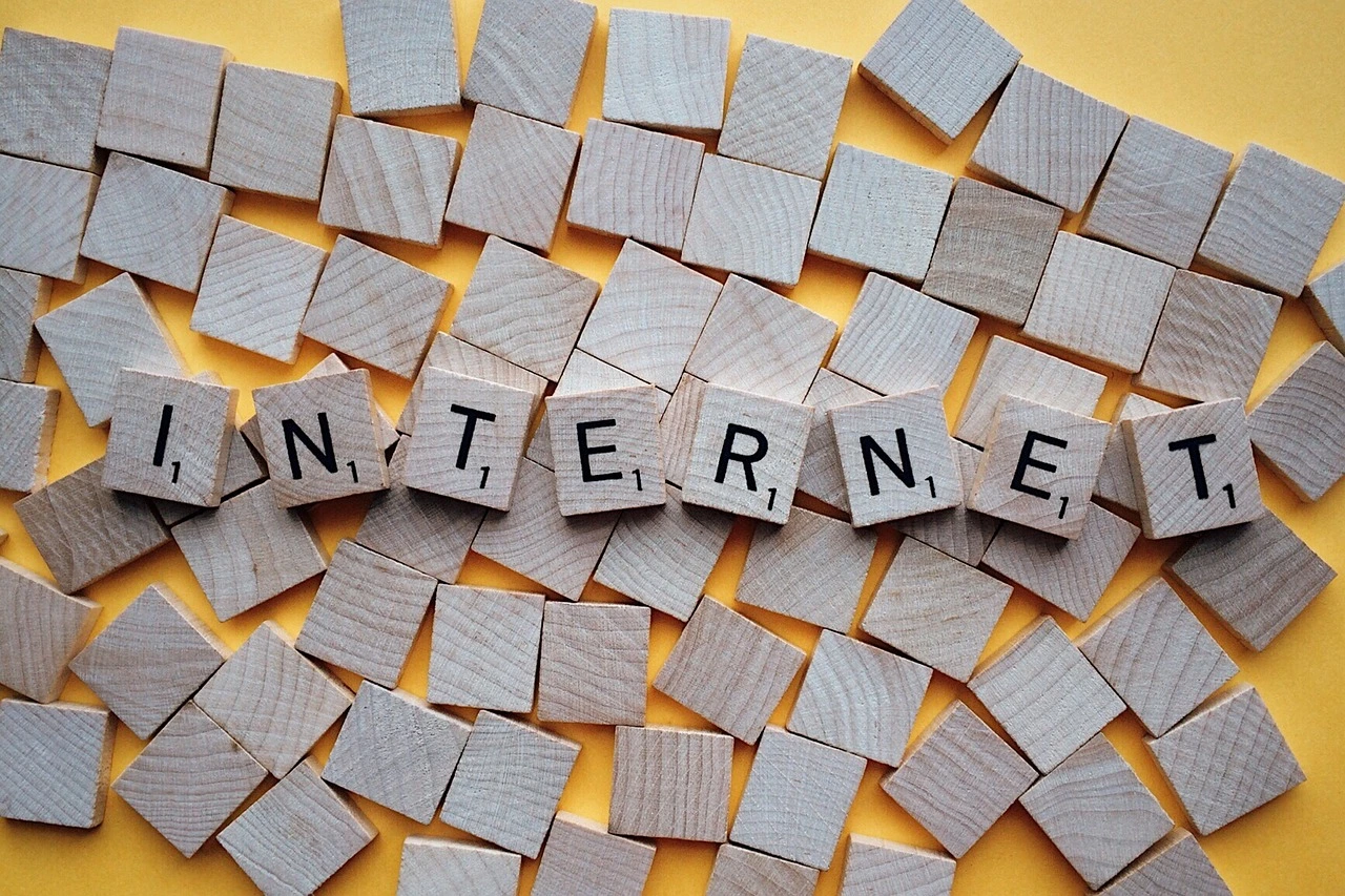Diagram displaying asimplified internet workflow
